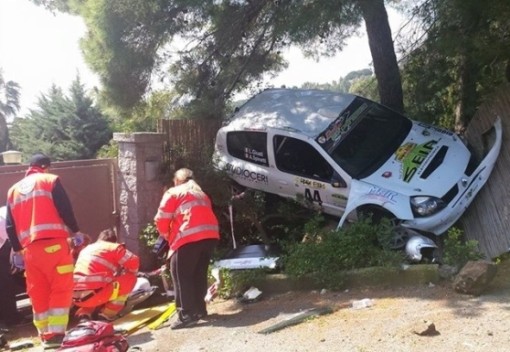 L'auto ribaltata al Rally dell'Elba (foto: Facebook G. Cardenti)