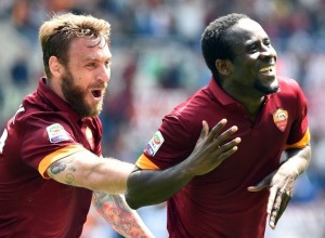 L'esultanza di Daniele De Rossi e Seydou Doumbia in seguito al gol dell'1-0 siglato dall'ivoriano ai danni del Genoa