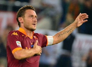 Francesco Totti si batte sul petto in segno del forte legame che lo lega alla Roma ed alla sua tifoseria.