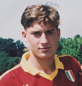 Un giovanissimo Francesco Totti con la maglia della Roma, l'unica indossata dal calciatore durante tutta la sua carriera. 