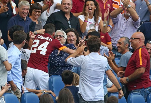 Alessandro Florenzi, dopo il raddoppio siglato contro il Cagliari, corre ad abbraccare Nonna Aurora in tribuna