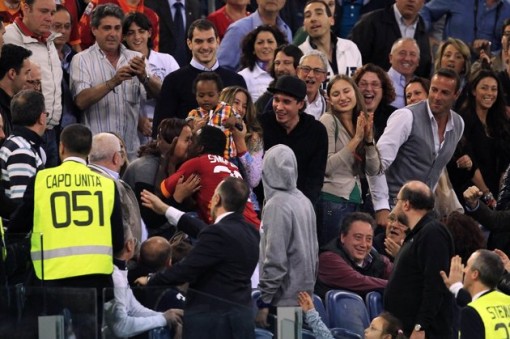 Simplicio corre in tribuna a baciare la moglie