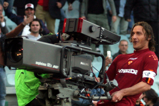 L’ormai storica esultanza con la telecamera di Francesco Totti durante Lazio-Roma del 21 Aprile 2004