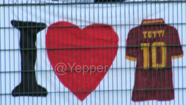 Maglia Totti, striscione