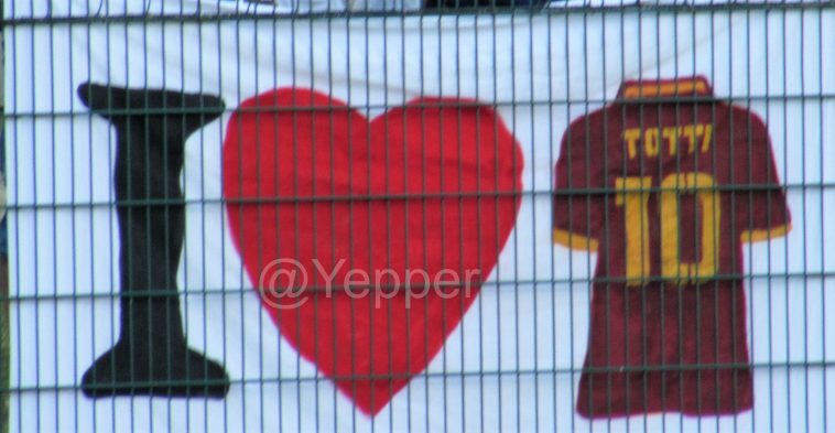 Maglia Totti, striscione