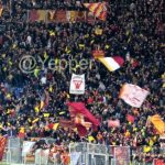Derby Roma-Lazio Curva Sud bandiere e tifosi YP