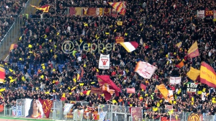 Derby Roma-Lazio Curva Sud bandiere e tifosi YP