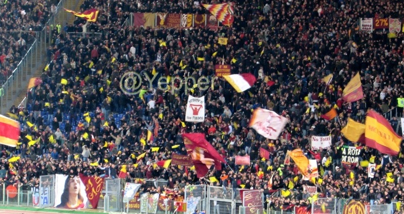 Derby Roma-Lazio Curva Sud bandiere e tifosi YP