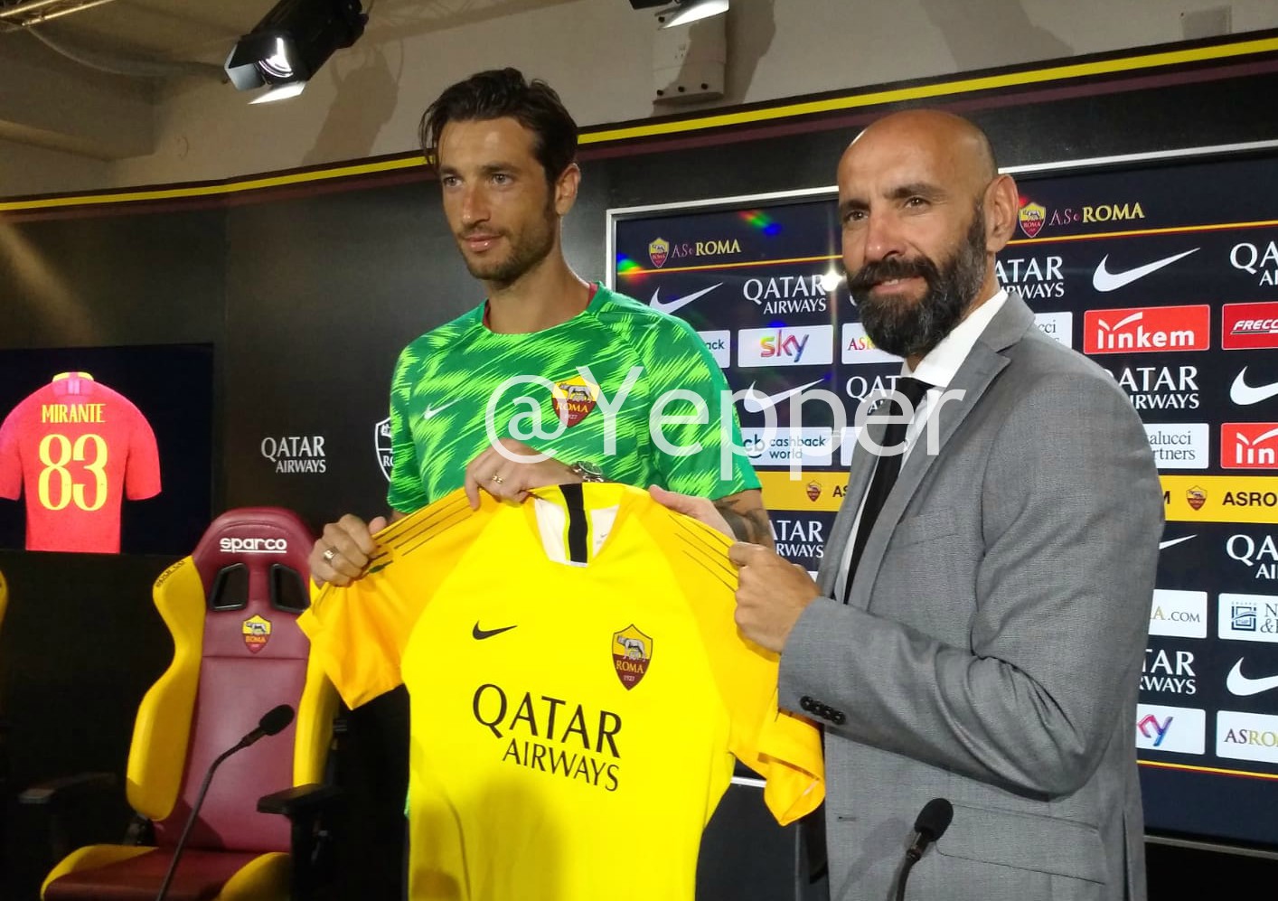 Presentazione Mirante con maglia e Monchi