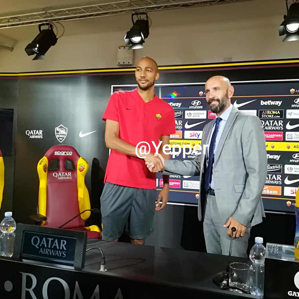 Nzonzi e Monchi stretta mano