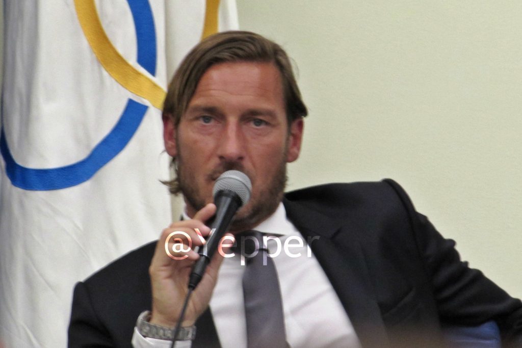Totti-guarda-5-conferenza-addio-dirigenza-AS-Roma-CONI-YP.