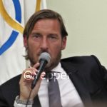 Totti-guarda-5-conferenza-addio-dirigenza-AS-Roma-CONI-YP.