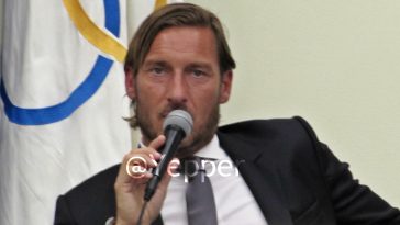 Totti-guarda-5-conferenza-addio-dirigenza-AS-Roma-CONI-YP.