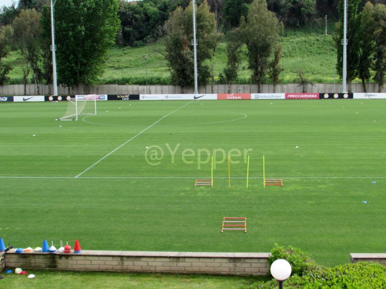 Trigoria campo pronto per esercizi con strumenti