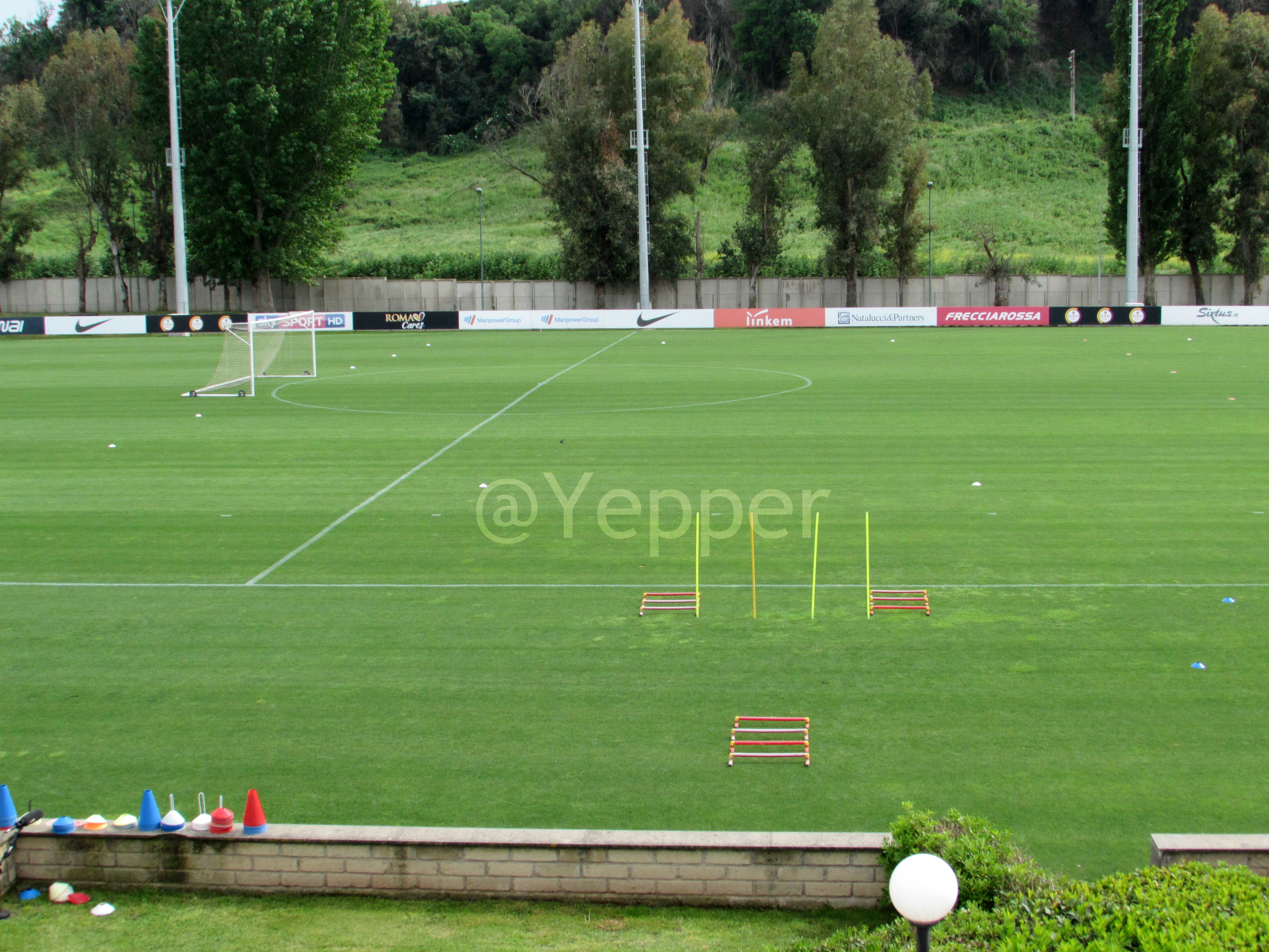 Trigoria campo pronto per esercizi con strumenti