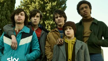 Da sinistra: Antonio Del Duca (Lello), Mattia Francesco Cozzolino (Manuele), Luca Lubrano (Pietro), il piccolo Antonio Incalza (Fucariello), Junior Rancel Rodriguez Arcia (Toni) Gomorra - Le Origini ph. Marco Ghidelli